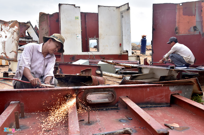 Xẻ thịt tàu hàng triệu đô chìm ở biển Quy Nhơn bán phế liệu